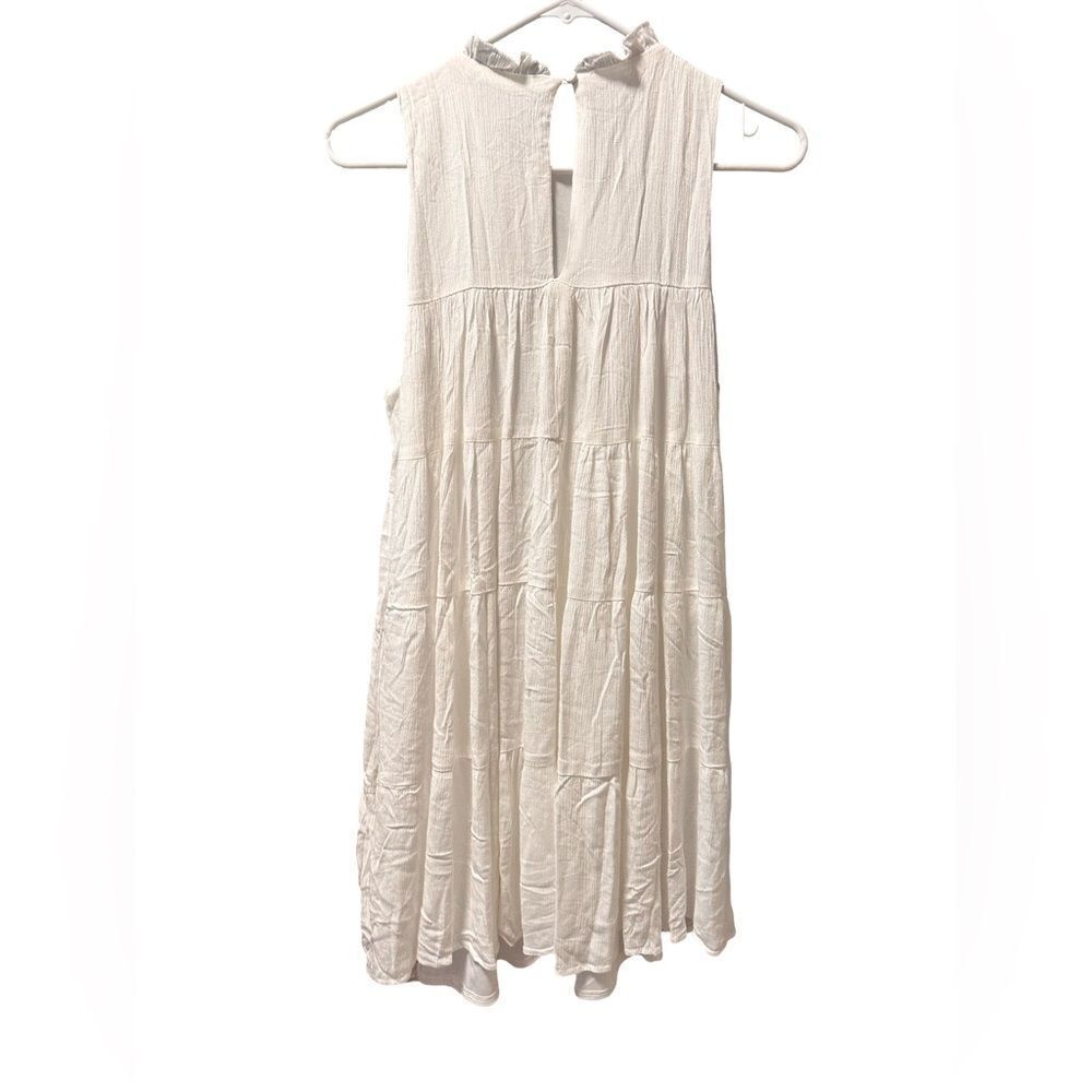 Gilli NWT Sleeveless Ruffle Neck Tiered Dress White Size Medium - Picture 3 of 6